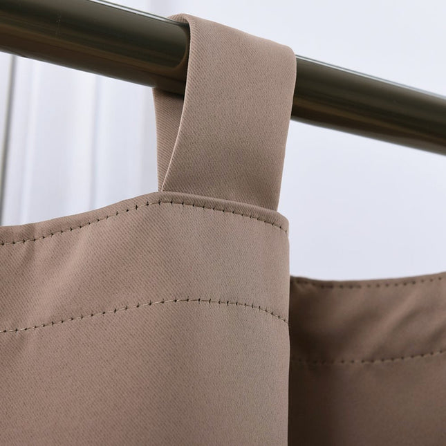 Lyst mørklægningsgardin med brede stropper