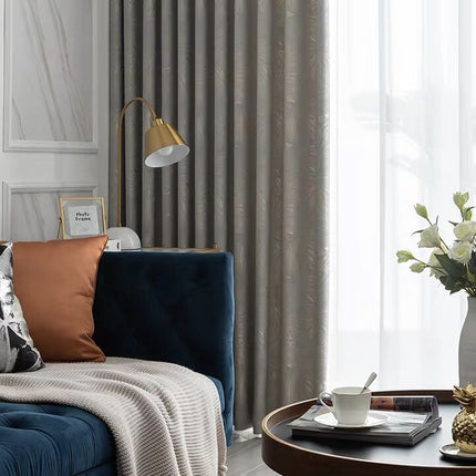 Mørklægningsgardin med diskret bladmotiv