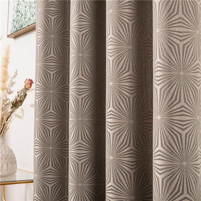 Brunt gardin med geometrisk art-deco mønster