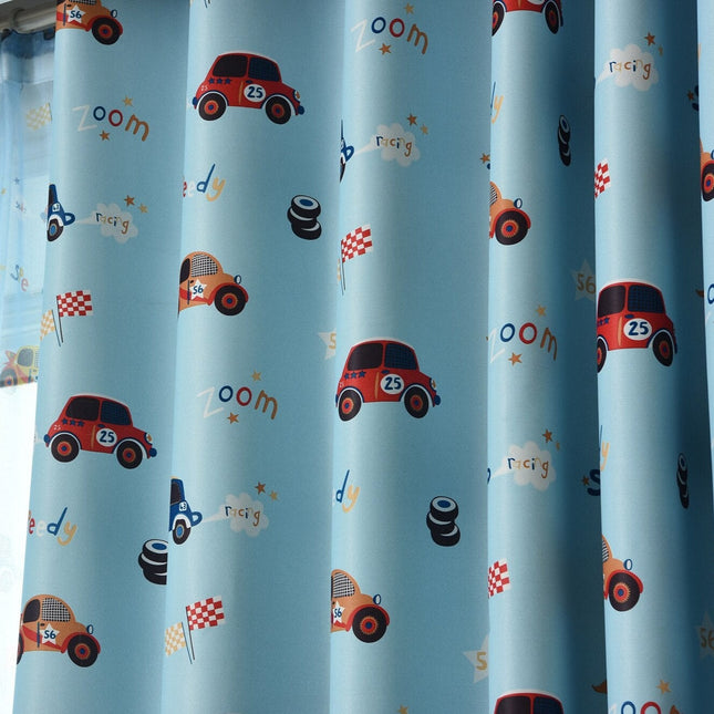 Blåt mørklægningsgardin med biler til børn