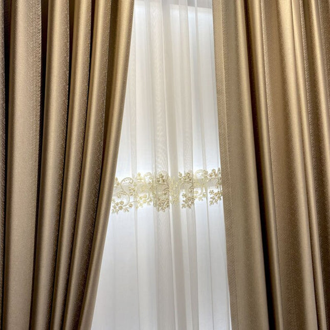 Voile gardin med luksuriøst guldbroderi