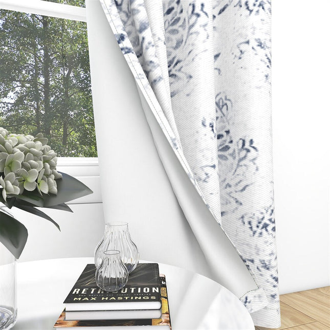 Hvidt gardin med blåt mønster