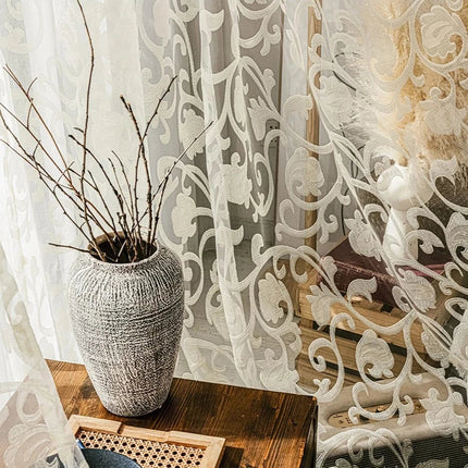 Let gardin med blomsterbroderi