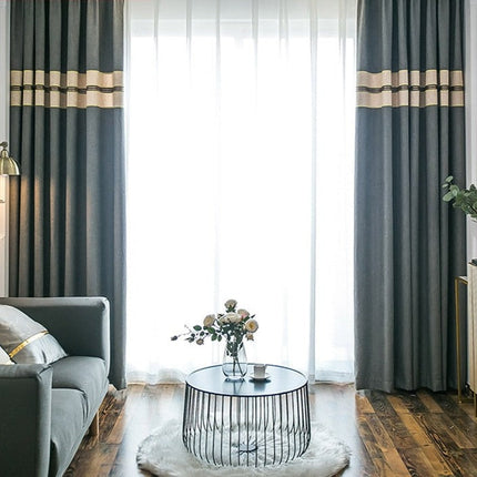 Gråt gardin med stribet kant foroven