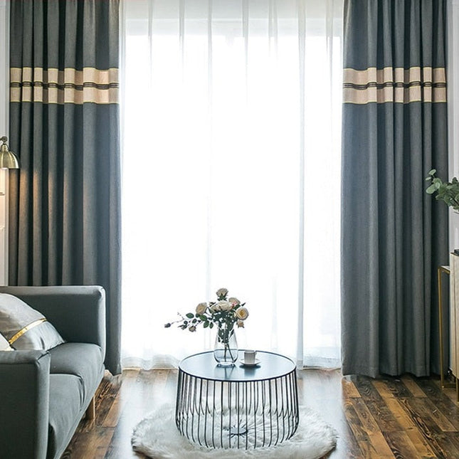 Gråt gardin med stribet kant foroven