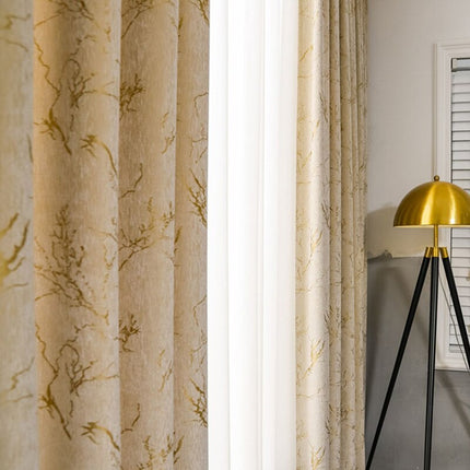 Lystæt gardin med gyldent mønster