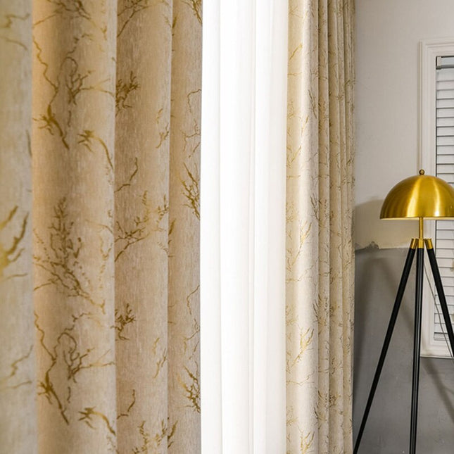 Lystæt gardin med gyldent mønster