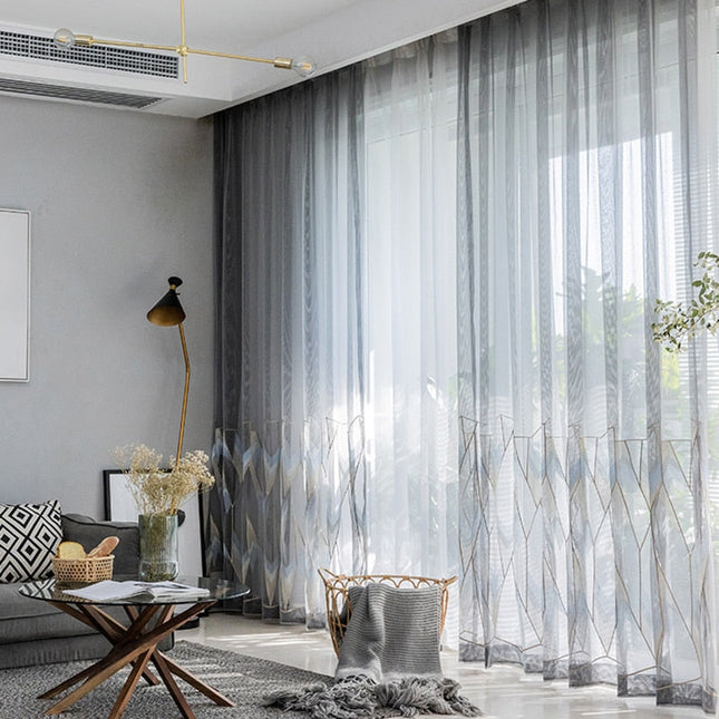 Tyndt gardin med geometrisk broderi