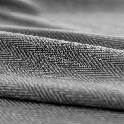 Mørkegråt mørklægningsgardin med sildebensmønster