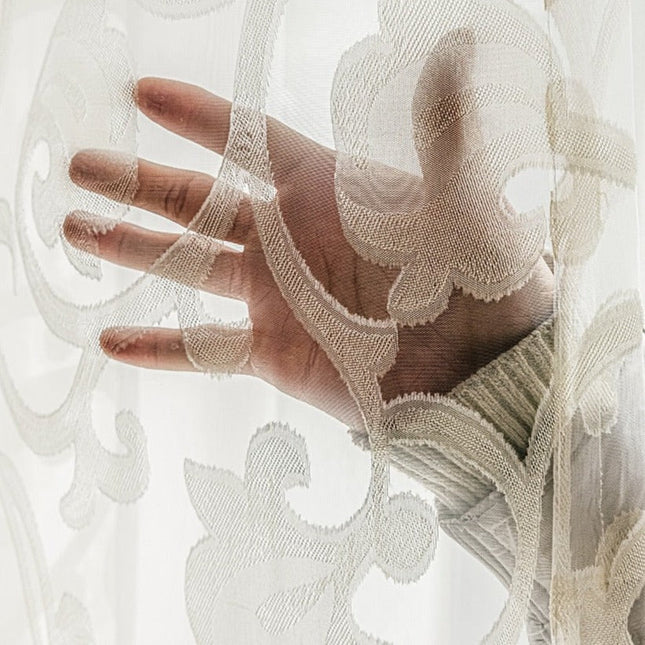 Let gardin med blomsterbroderi