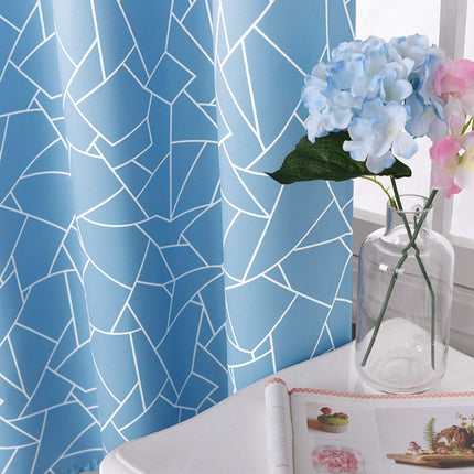 Mørklægningsgardin med hvidt geometrisk mønster