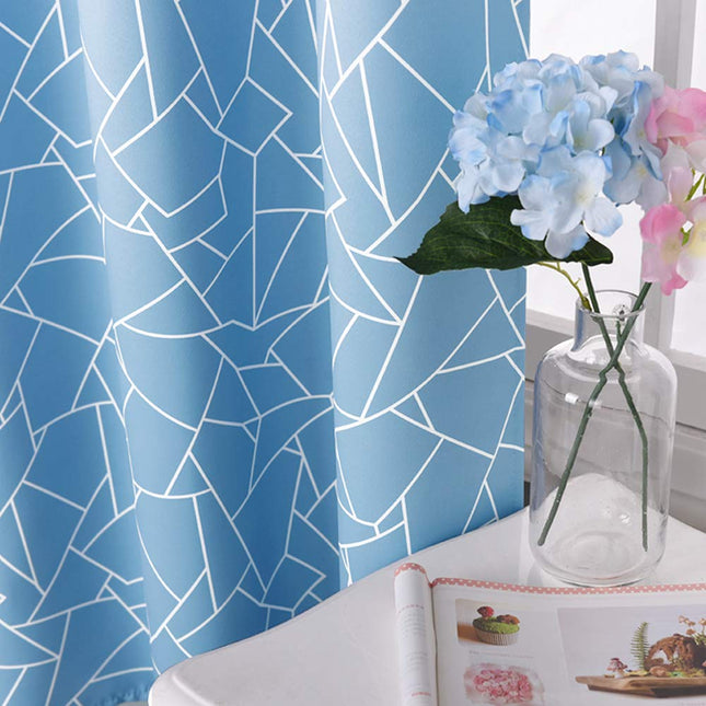 Mørklægningsgardin med hvidt geometrisk mønster