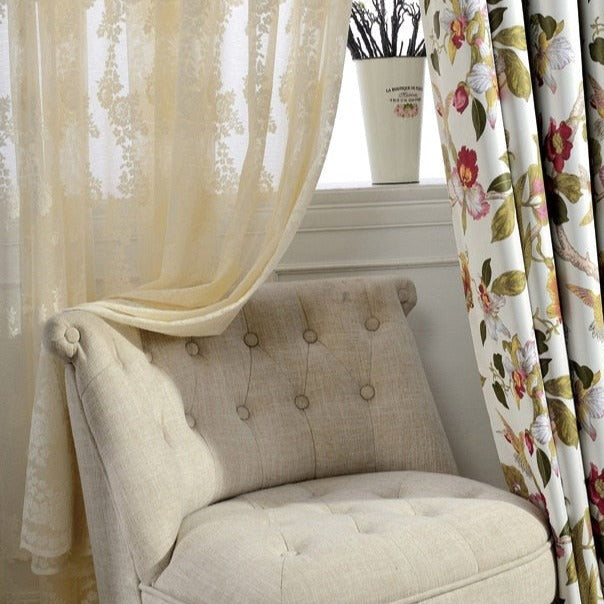 Gennemsigtigt gardin med elegant damask broderi