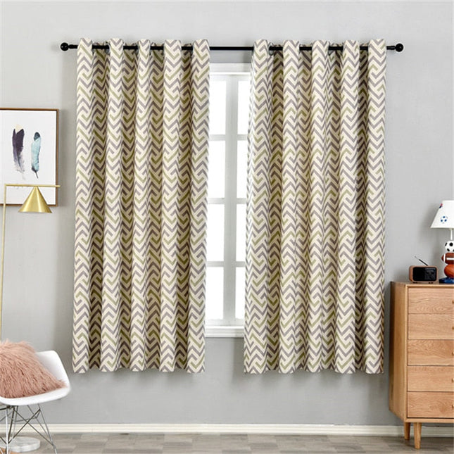 Gardin med gult og gråt chevronmønster