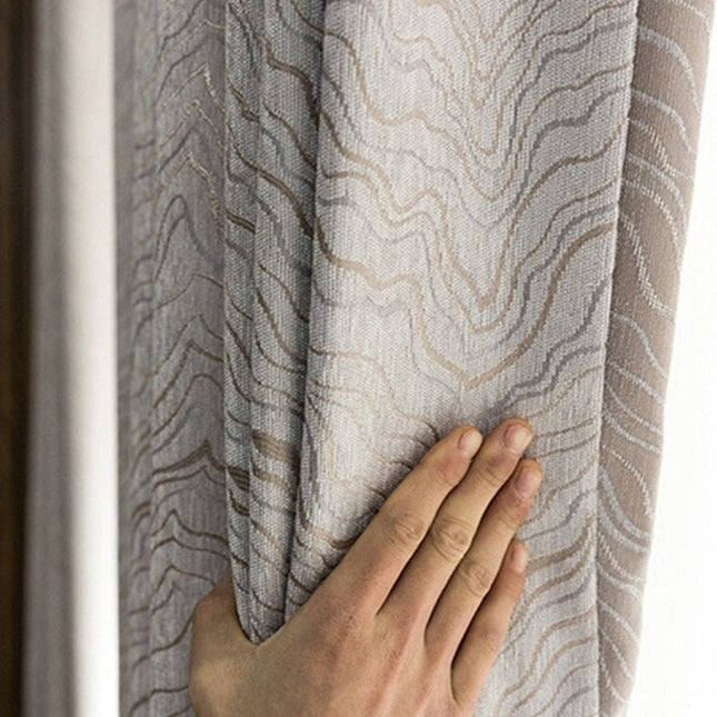 Lysegråt mørklægningsgardin med bølgemønster