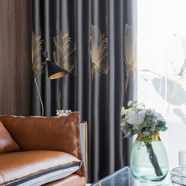 Gråt mørklægningsgardin med gyldent blomstermotiv