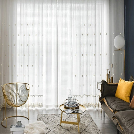 Gardin med små broderede blomster