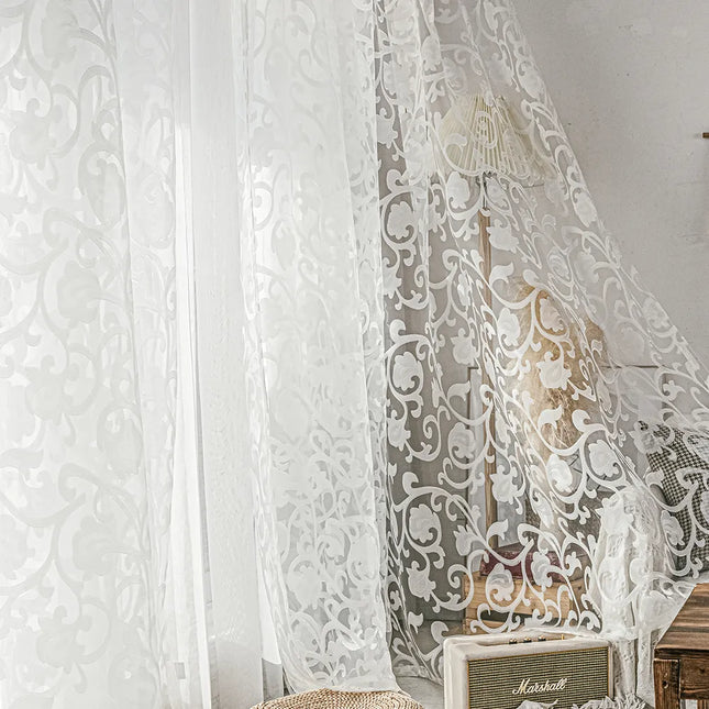 Let gardin med blomsterbroderi