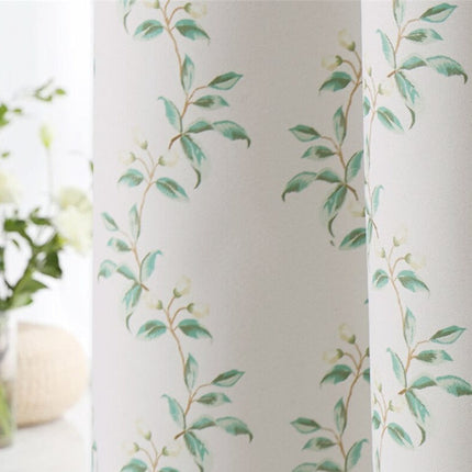 Lyst gardin med diskret bladmønster