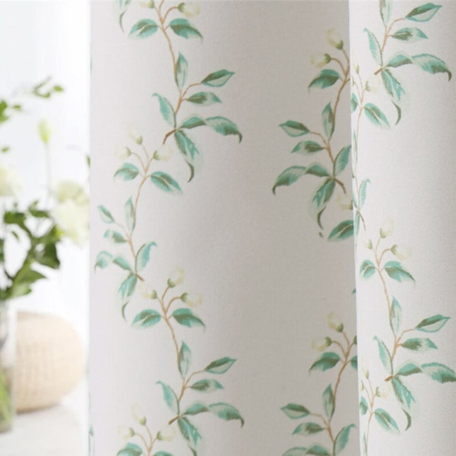 Lyst gardin med diskret bladmønster