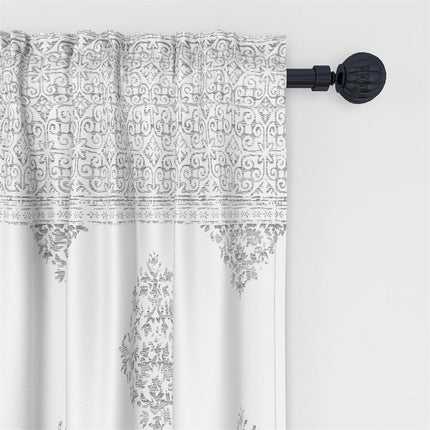 Hvidt gardin med gråt damaskmønster
