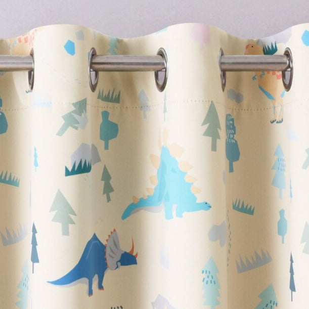 Beige mørklægningsgardin med dinosaurer til børn