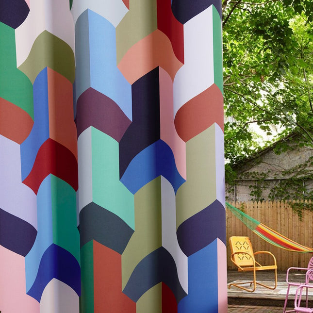 Farverigt udendørs gardin med geometrisk mønster