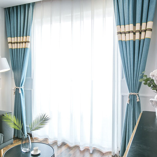 Blåt gardin med beige kant foroven