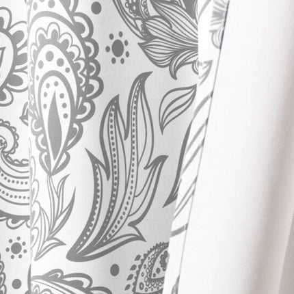 Hvidt gardin med gråt paisleymønster