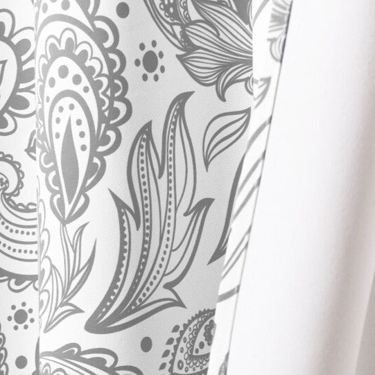 Hvidt gardin med gråt paisleymønster