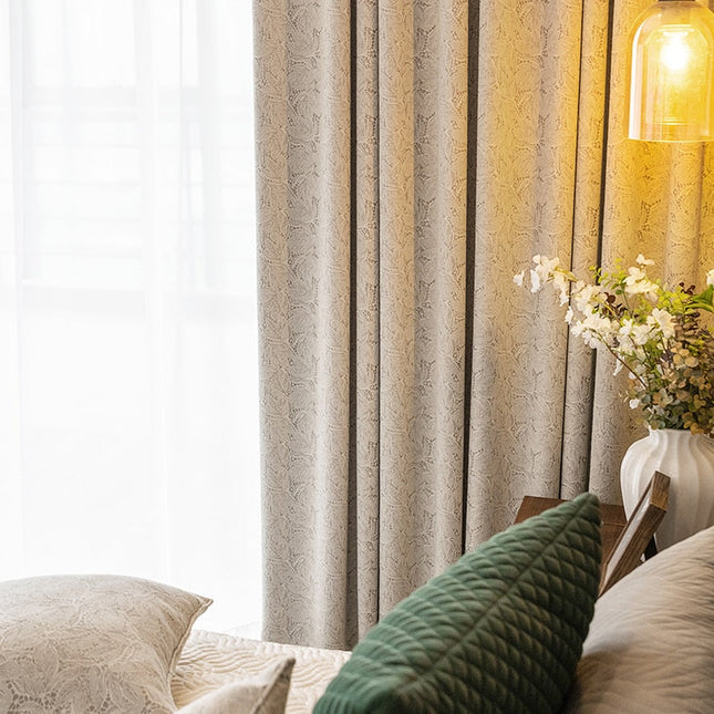 Cremehvidt mørklægningsgardin med flot tekstur