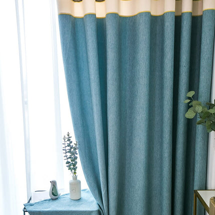 Blåt gardin med beige kant foroven