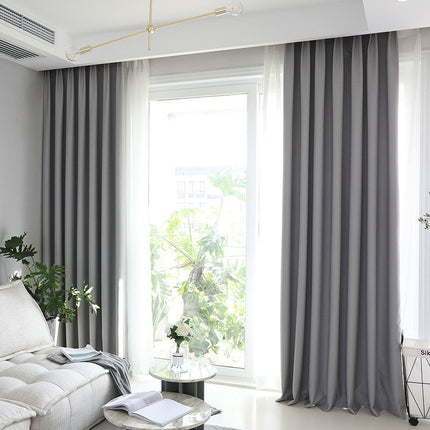 Ensfarvet gråt mørklægningsgardin til stuen