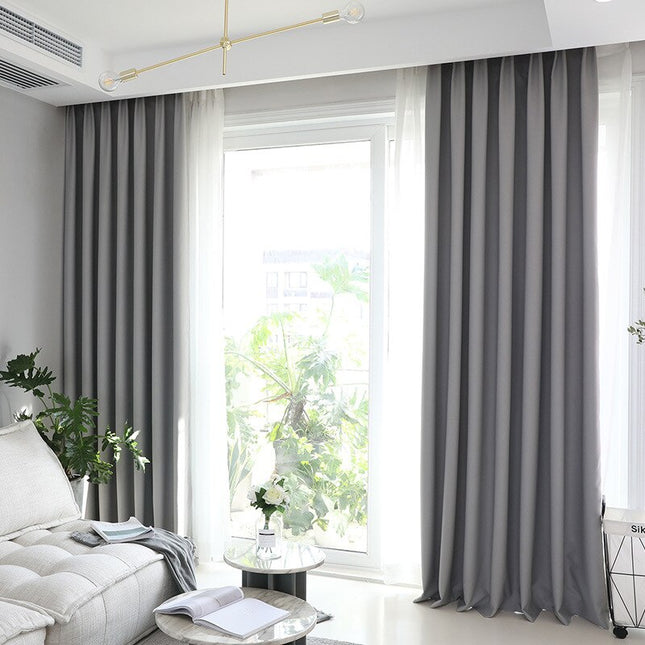 Ensfarvet gråt mørklægningsgardin til stuen