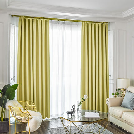 Gult gardin i skandinavisk stil