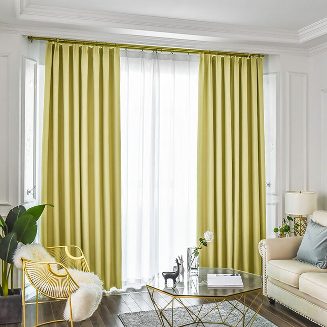 Gult gardin i skandinavisk stil