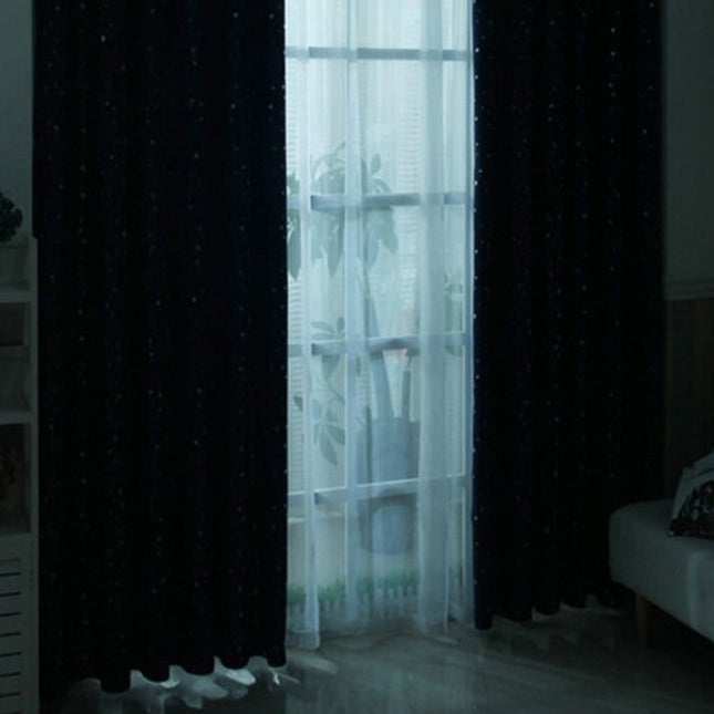 Beige mørklægningsgardin med stjerner til børneværelse