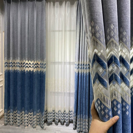 Let gardin med blå broderet kant