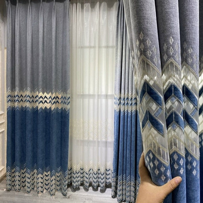 Let gardin med blå broderet kant