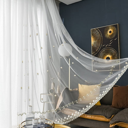 Gardin med små broderede blomster