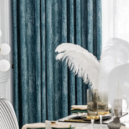 Støvet blåt velour mørklægningsgardin