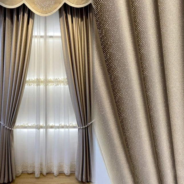 Skinnende mørklægningsgardin i gylden nuance