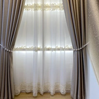Voile gardin med luksuriøst guldbroderi