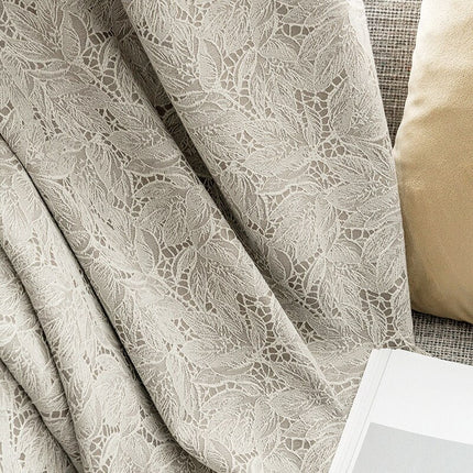 Råhvidt mørklægningsgardin med blondemønster