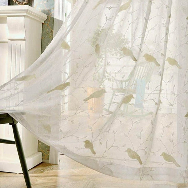 Let hørlook-gardin med fuglebroderi