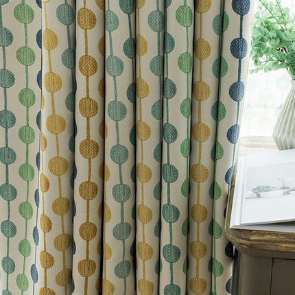 Grønt mønstret gardin til stuen