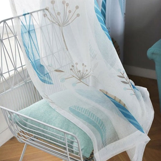 Let gardin med blåt bladmotiv