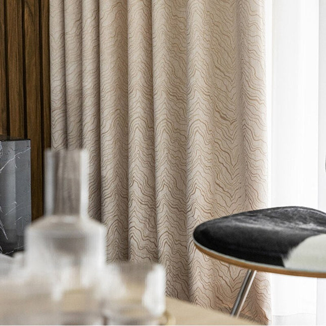 Brunt mørklægningsgardin med bølget mønster