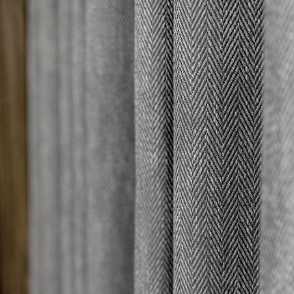 Mørkegråt mørklægningsgardin med sildebensmønster