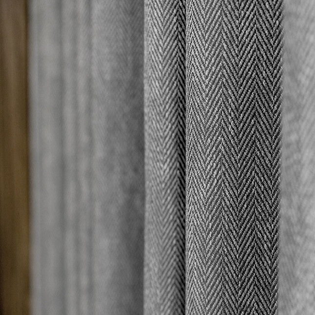Mørkegråt mørklægningsgardin med sildebensmønster